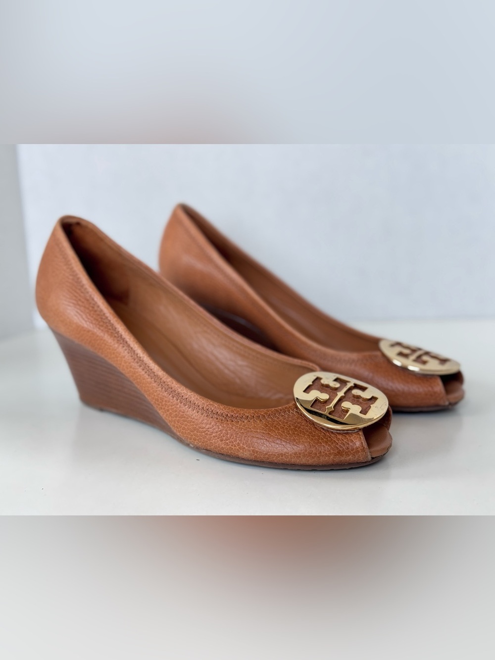 Tory Burch Aurelia Tan Leather Gold Logo Peep Toe Wedge Heel Pump Shoes 8.5